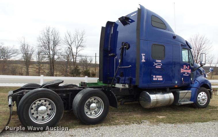 image for item DA2520 2010 Peterbilt 387 semi truck