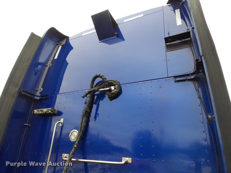 image for item DA2520 2010 Peterbilt 387 semi truck