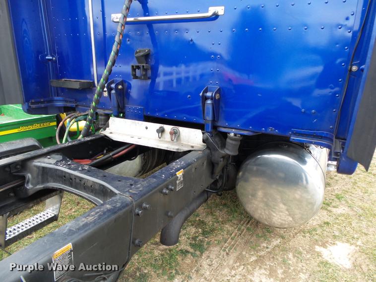 image for item DA2520 2010 Peterbilt 387 semi truck