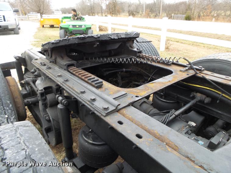 image for item DA2520 2010 Peterbilt 387 semi truck