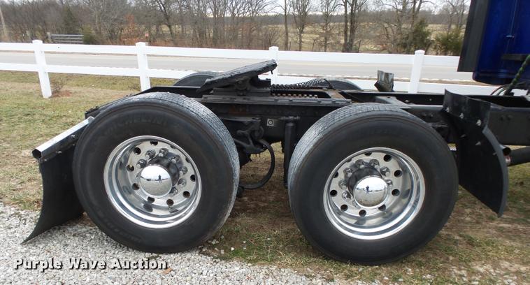 image for item DA2520 2010 Peterbilt 387 semi truck