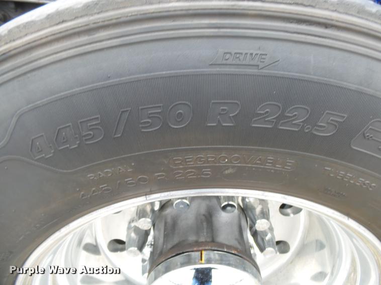 image for item DA2520 2010 Peterbilt 387 semi truck