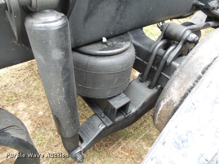 image for item DA2520 2010 Peterbilt 387 semi truck