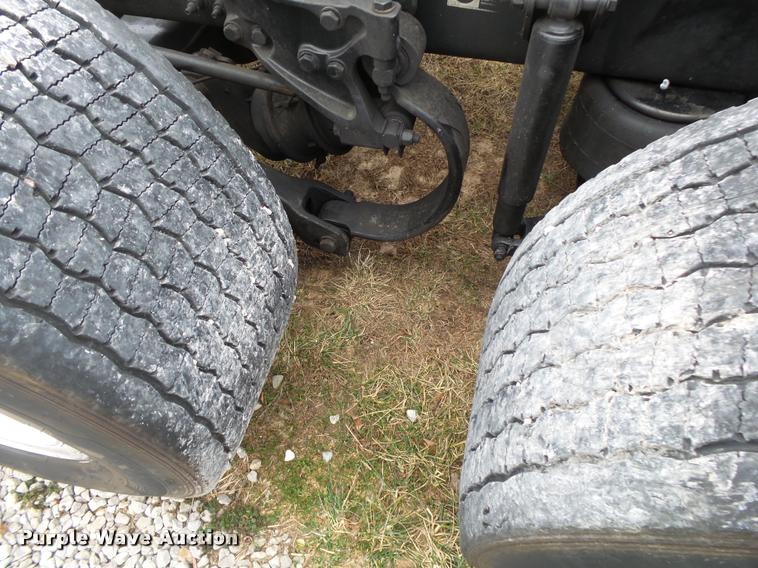 image for item DA2520 2010 Peterbilt 387 semi truck