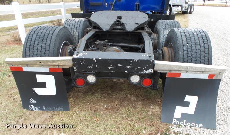 image for item DA2520 2010 Peterbilt 387 semi truck
