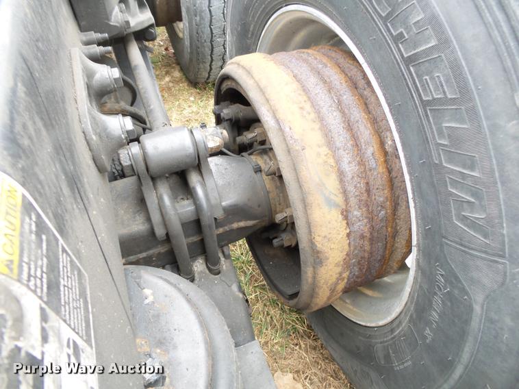 image for item DA2520 2010 Peterbilt 387 semi truck