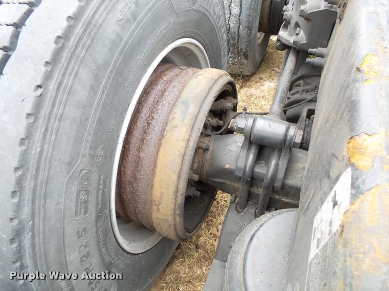 image for item DA2520 2010 Peterbilt 387 semi truck