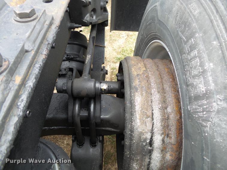 image for item DA2520 2010 Peterbilt 387 semi truck