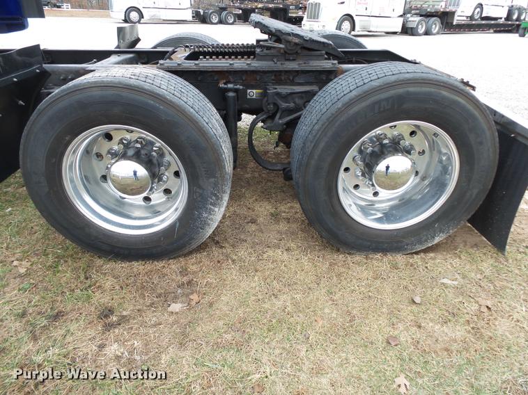 image for item DA2520 2010 Peterbilt 387 semi truck