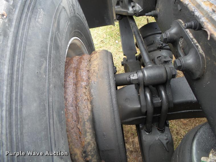 image for item DA2520 2010 Peterbilt 387 semi truck