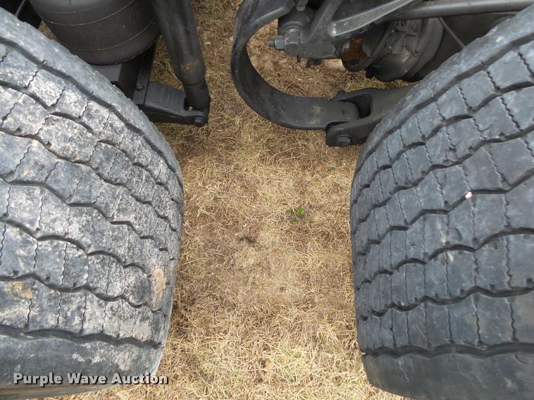 image for item DA2520 2010 Peterbilt 387 semi truck