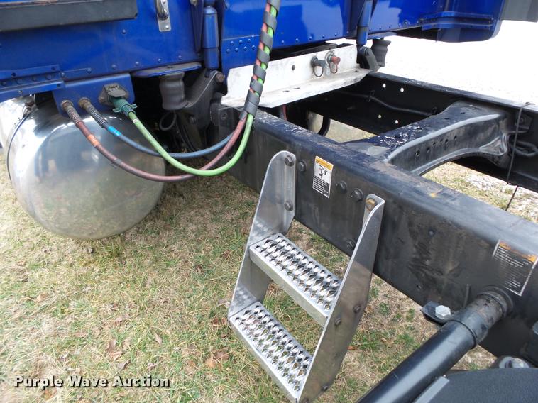 image for item DA2520 2010 Peterbilt 387 semi truck