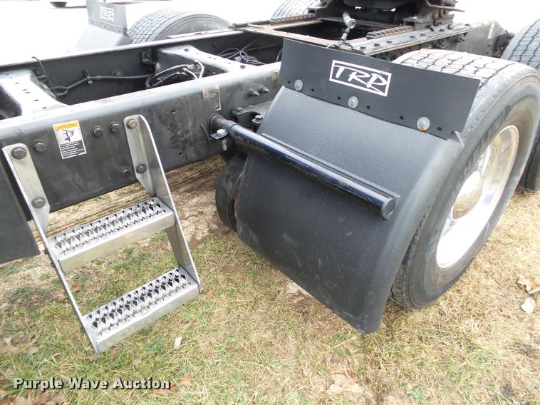 image for item DA2520 2010 Peterbilt 387 semi truck