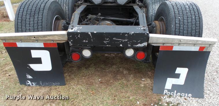 image for item DA2520 2010 Peterbilt 387 semi truck