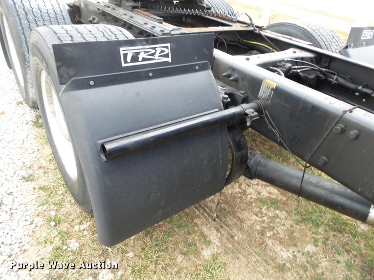 image for item DA2520 2010 Peterbilt 387 semi truck