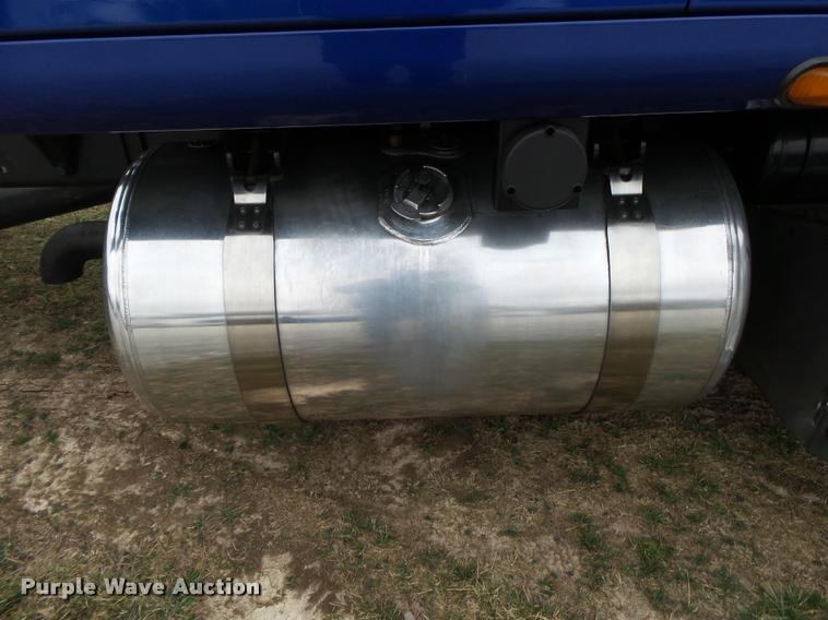 image for item DA2520 2010 Peterbilt 387 semi truck