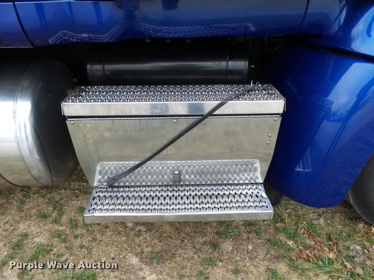 image for item DA2520 2010 Peterbilt 387 semi truck