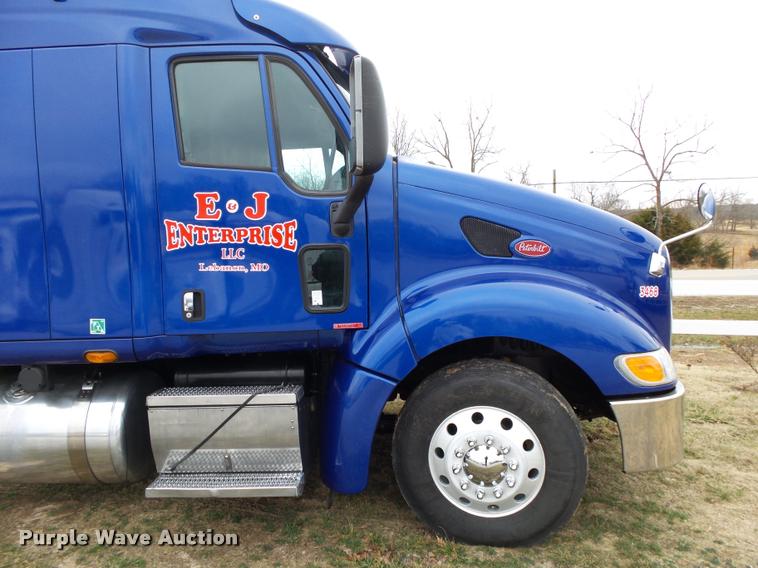 image for item DA2520 2010 Peterbilt 387 semi truck