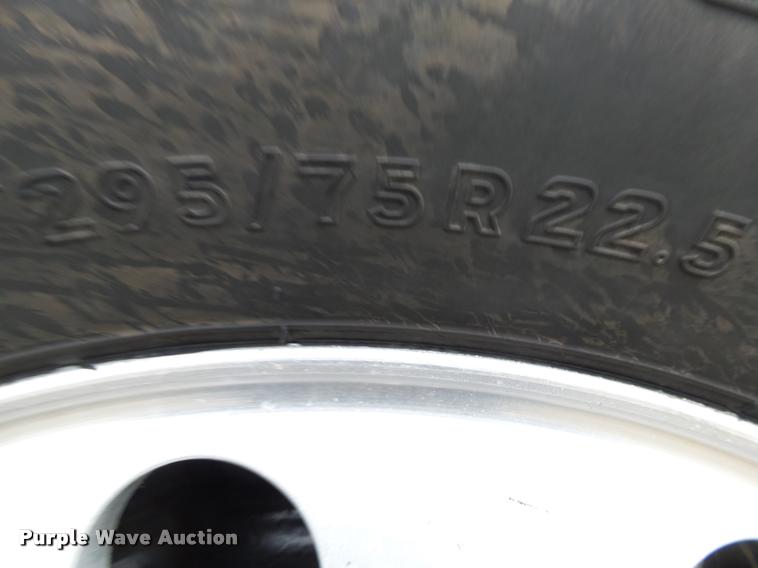 image for item DA2520 2010 Peterbilt 387 semi truck