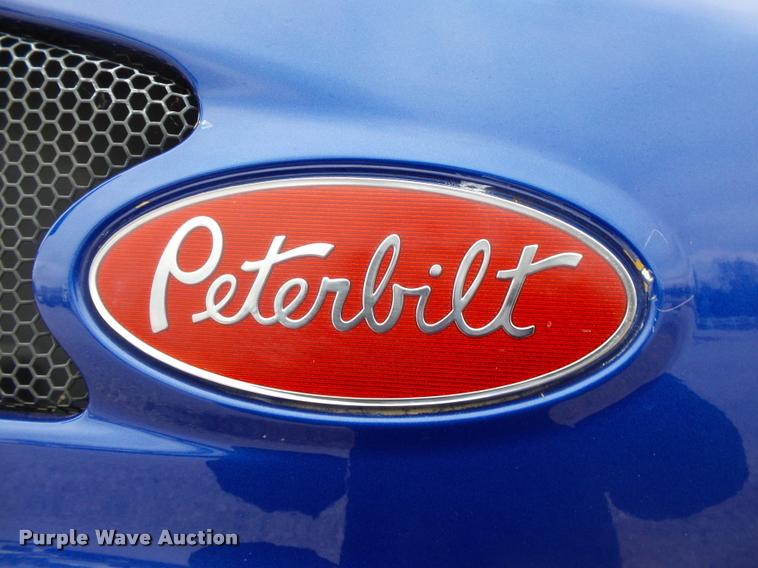 image for item DA2520 2010 Peterbilt 387 semi truck