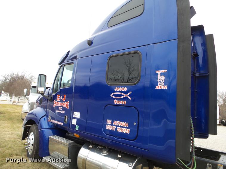 image for item DA2520 2010 Peterbilt 387 semi truck