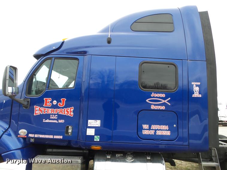 image for item DA2520 2010 Peterbilt 387 semi truck