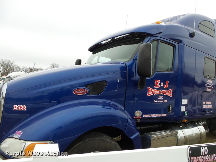 image for item DA2520 2010 Peterbilt 387 semi truck