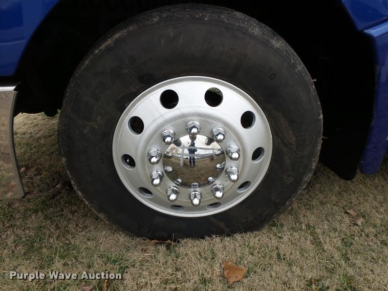 image for item DA2520 2010 Peterbilt 387 semi truck