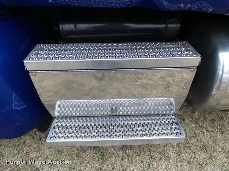 image for item DA2520 2010 Peterbilt 387 semi truck