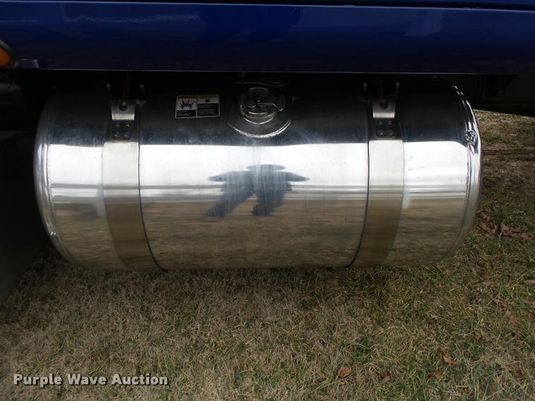 image for item DA2520 2010 Peterbilt 387 semi truck