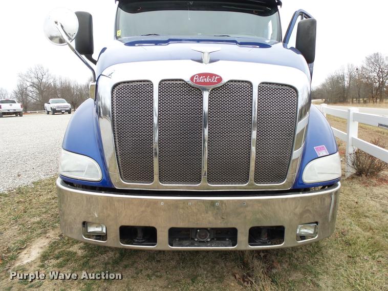 image for item DA2520 2010 Peterbilt 387 semi truck