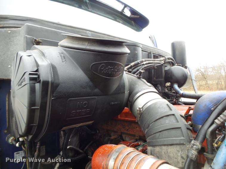 image for item DA2520 2010 Peterbilt 387 semi truck