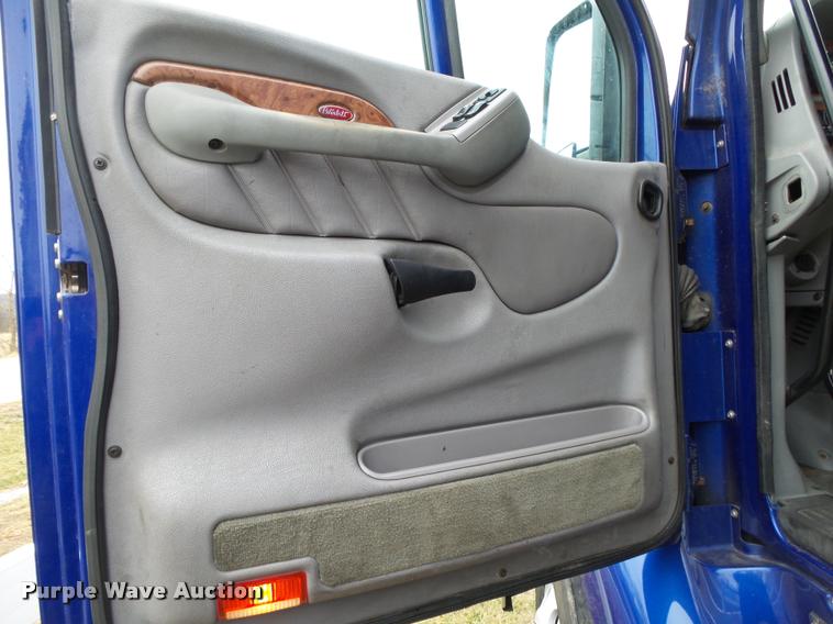 image for item DA2520 2010 Peterbilt 387 semi truck