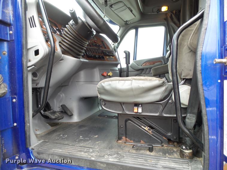 image for item DA2520 2010 Peterbilt 387 semi truck