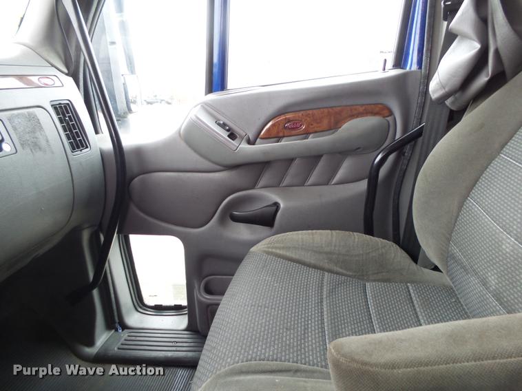 image for item DA2520 2010 Peterbilt 387 semi truck