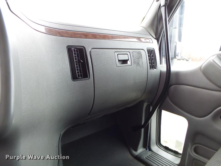 image for item DA2520 2010 Peterbilt 387 semi truck