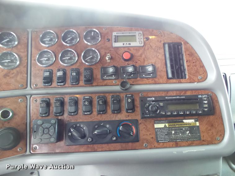 image for item DA2520 2010 Peterbilt 387 semi truck