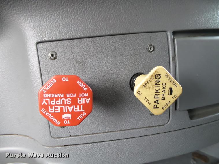 image for item DA2520 2010 Peterbilt 387 semi truck