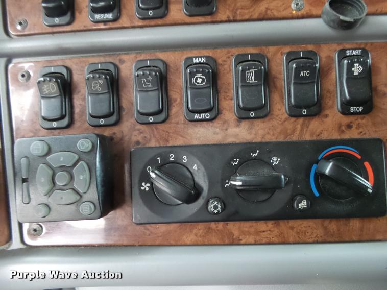 image for item DA2520 2010 Peterbilt 387 semi truck