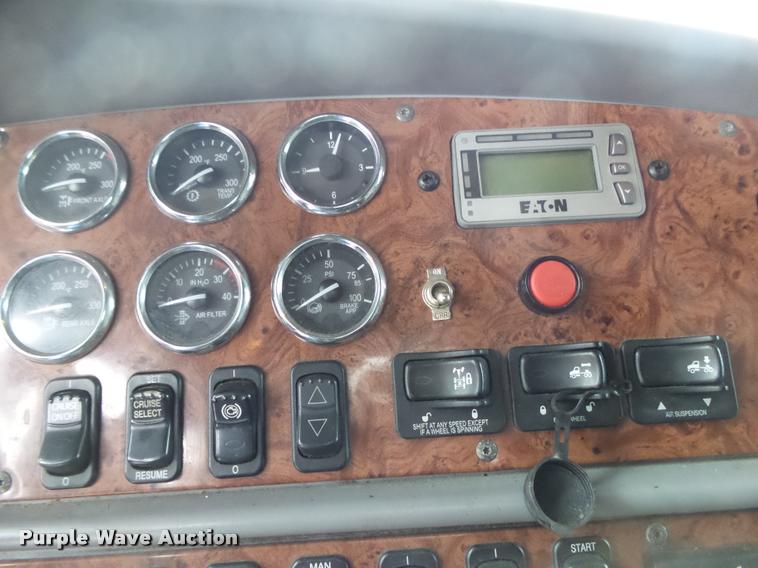 image for item DA2520 2010 Peterbilt 387 semi truck
