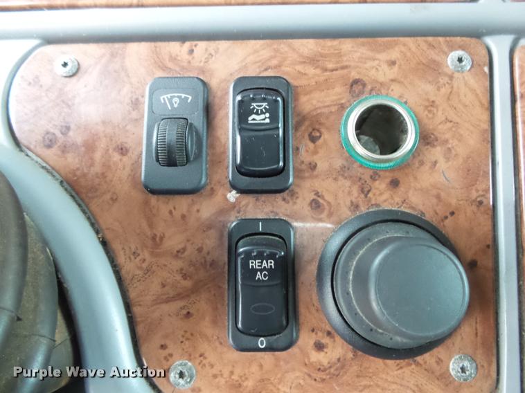 image for item DA2520 2010 Peterbilt 387 semi truck