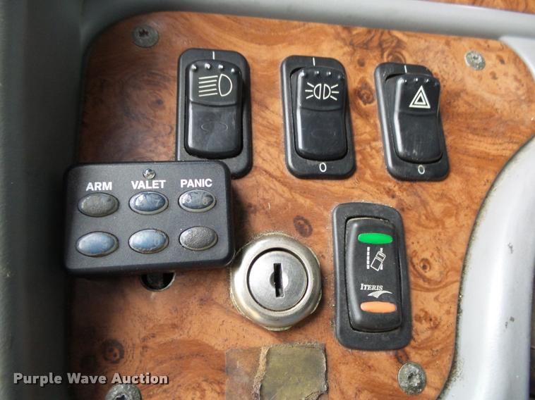 image for item DA2520 2010 Peterbilt 387 semi truck