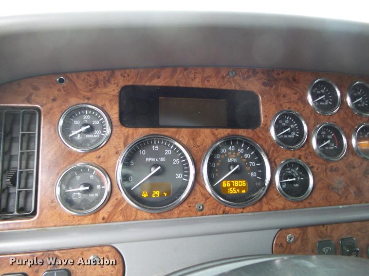 image for item DA2520 2010 Peterbilt 387 semi truck