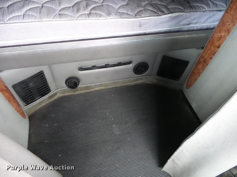 image for item DA2520 2010 Peterbilt 387 semi truck