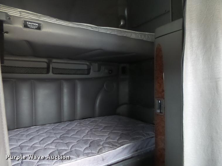 image for item DA2520 2010 Peterbilt 387 semi truck