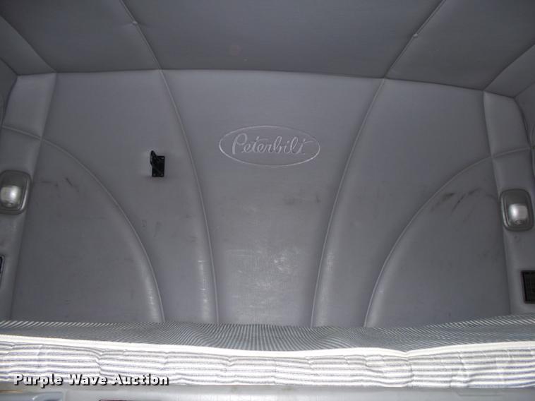 image for item DA2520 2010 Peterbilt 387 semi truck