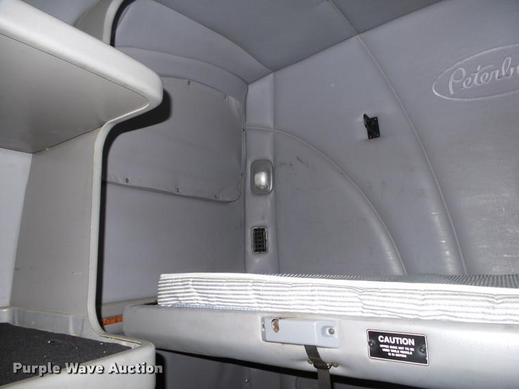 image for item DA2520 2010 Peterbilt 387 semi truck