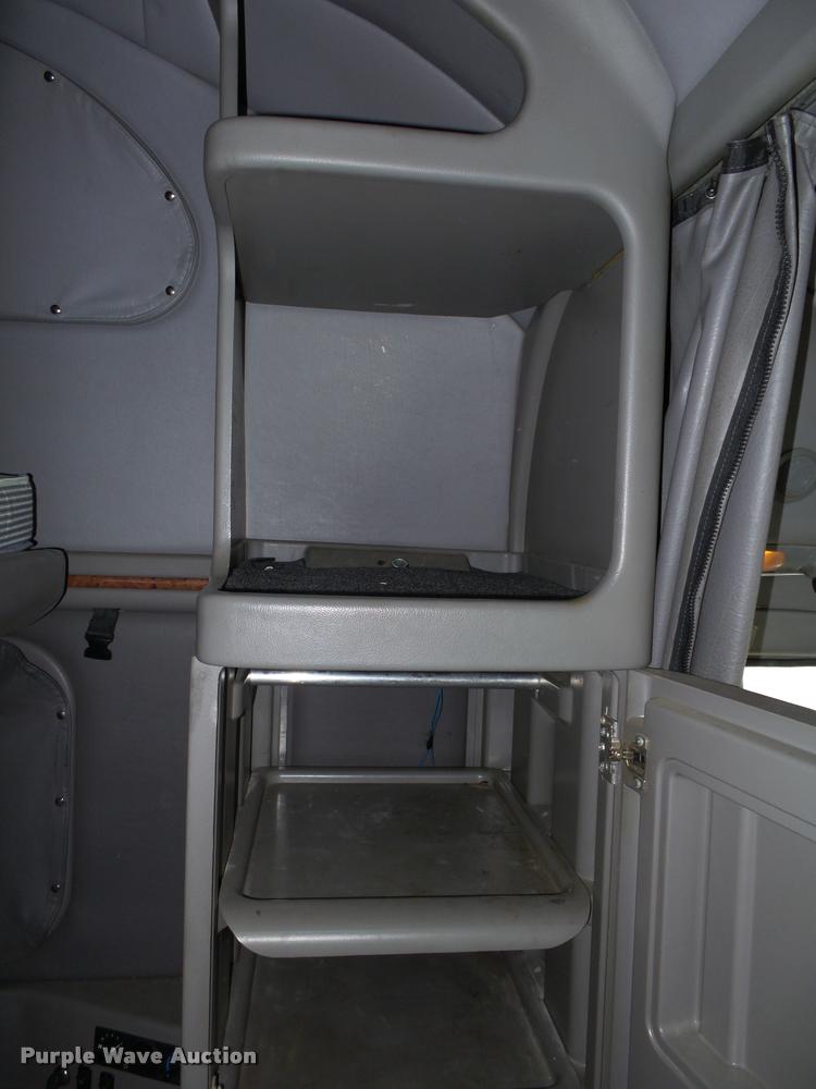 image for item DA2520 2010 Peterbilt 387 semi truck