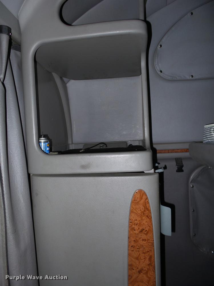 image for item DA2520 2010 Peterbilt 387 semi truck