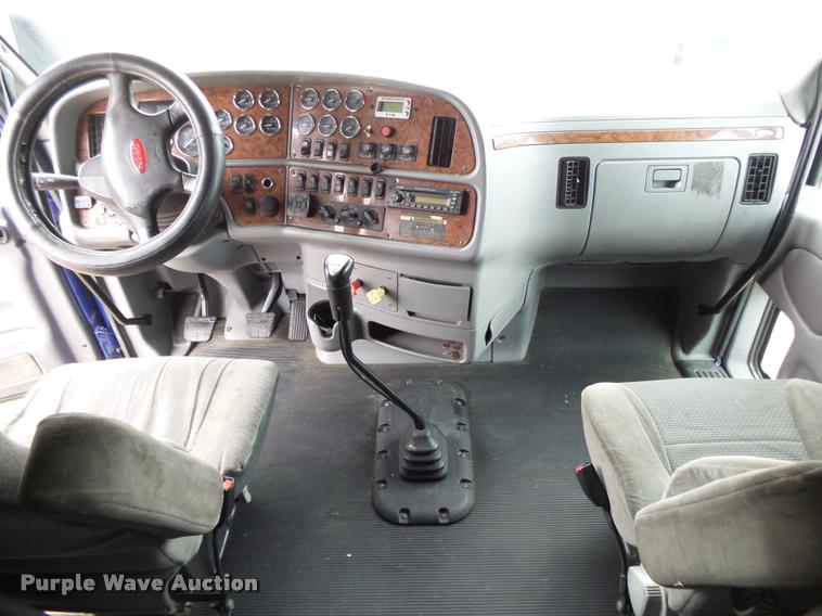image for item DA2520 2010 Peterbilt 387 semi truck
